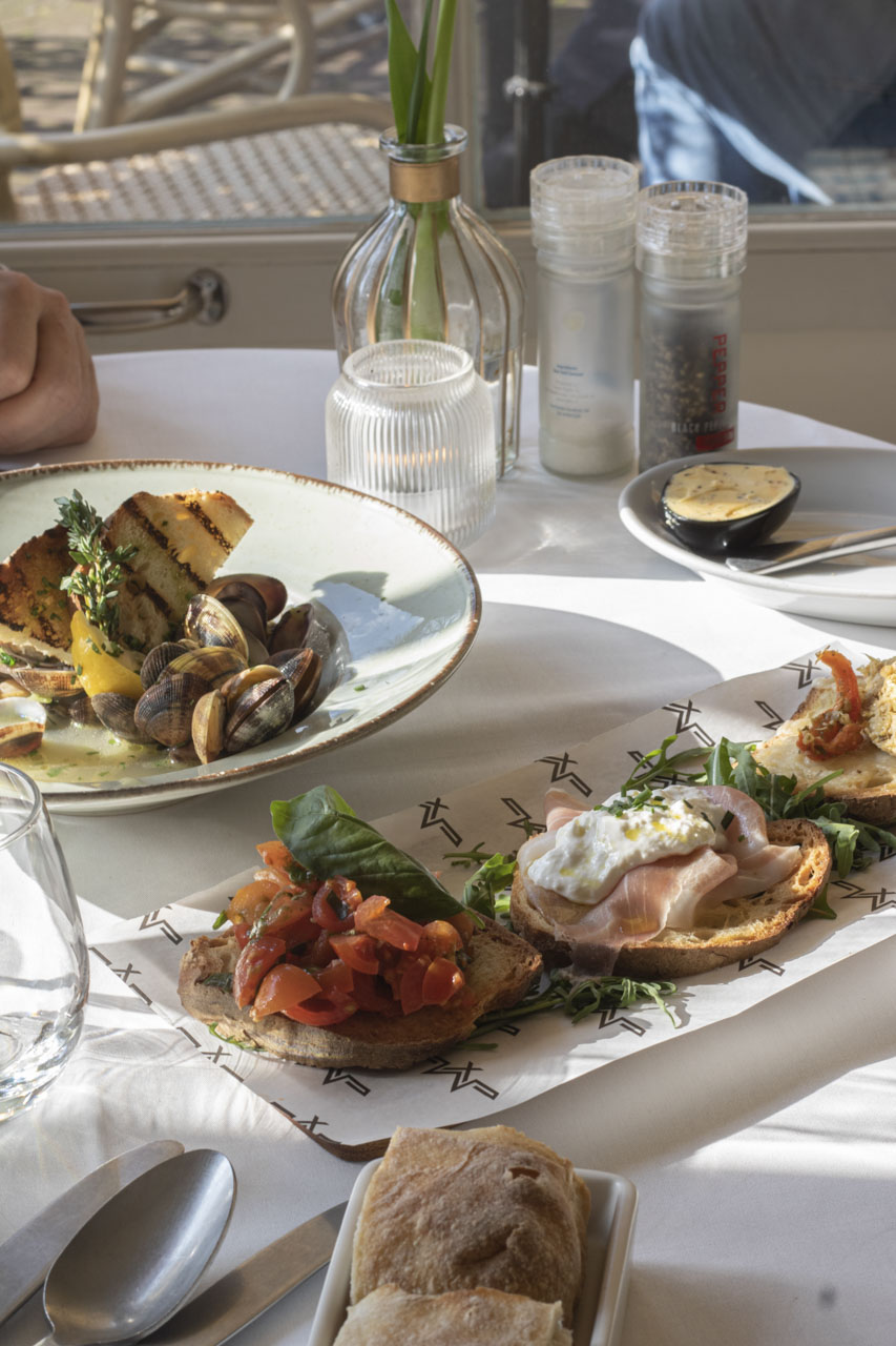 Antipasti op een lichte, gedekte tafel bij Restaurant Maximiliano in Laren