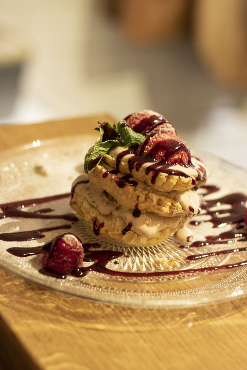Italiaans dessert met crème, aardbeien en chocoladesaus bij Restaurant Maximiliano