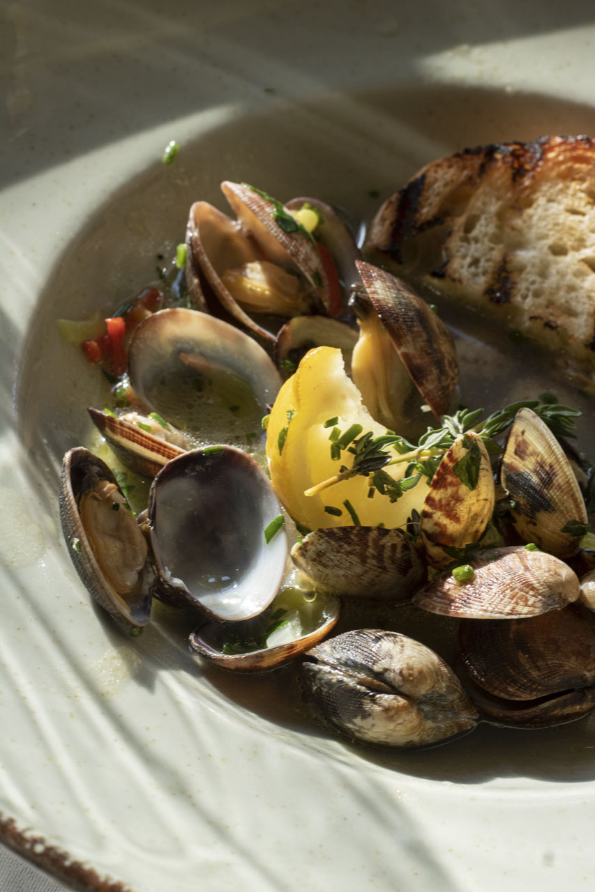 Spaghetti alle vongole met verse venusschelpen en geroosterd brood bij Restaurant Maximiliano in Laren