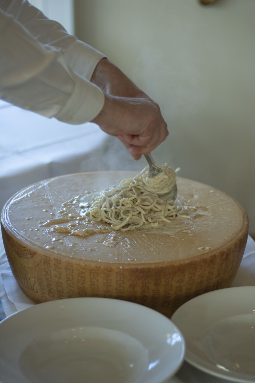 Verse pasta gedraaid in een groot kaaswiel bij Restaurant Maximiliano