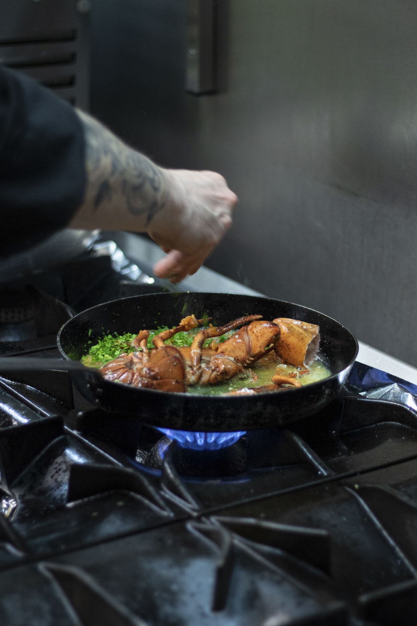 In de keuken van Maximiliano wordt een gerecht in de pan afgemaakt