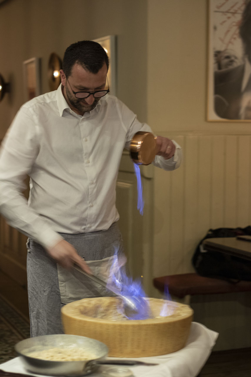 Pasta flambé die aan tafel in een kaaswiel wordt geflambeerd bij Maximiliano in Laren